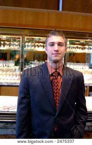 Handome adam kokteyl barda