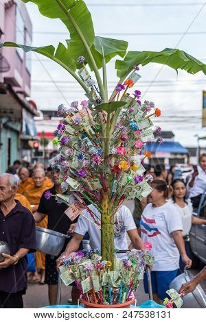 Kathin Ceremony At Thai Temple (wat Thai)