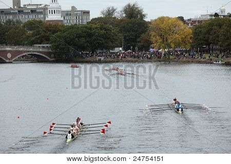 Beaucoup de coureurs à la tête de Charles Regatta