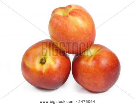 Nectarinas aislados en blanco