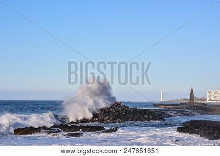 Photo Picture Of A Big Wave In The Ocean
