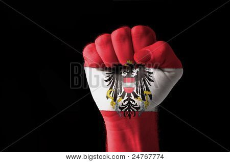 Puño pintada con colores de la bandera de Austria