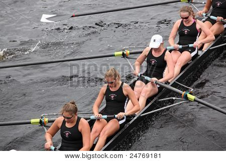 Huit féminines Radcliffe courses à la tête de Charles Regatta