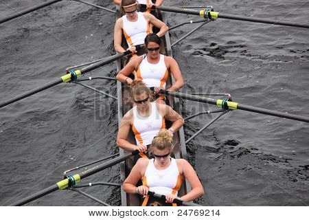 Huit féminines de l'Université du Tennessee courses à la tête de Charles Regatta