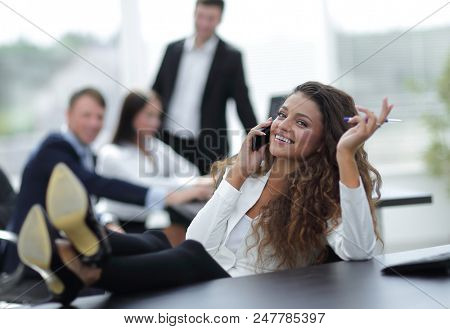 head woman talking on the smartphone