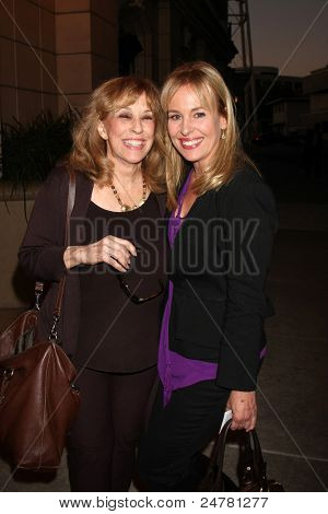 LOS ANGELES - 27 okt: Denise Alexander, Genie Francis anländer till den 
