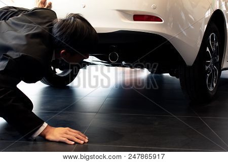 This Career Saleman Inspection Suspension Car Or Under The Car To Test The Quality For Customer Meta