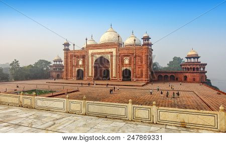 Jawab Mosque At The Taj Mahal, Agra, Uttar Pradesh, India
