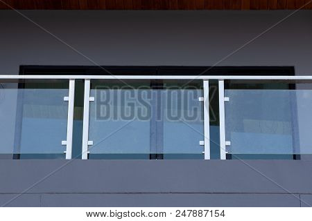 Modern Architecture Terrace Aluminum Rail And Fall Protection
 Tempered Glass