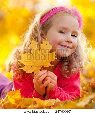 Niño feliz en el Parque otoño