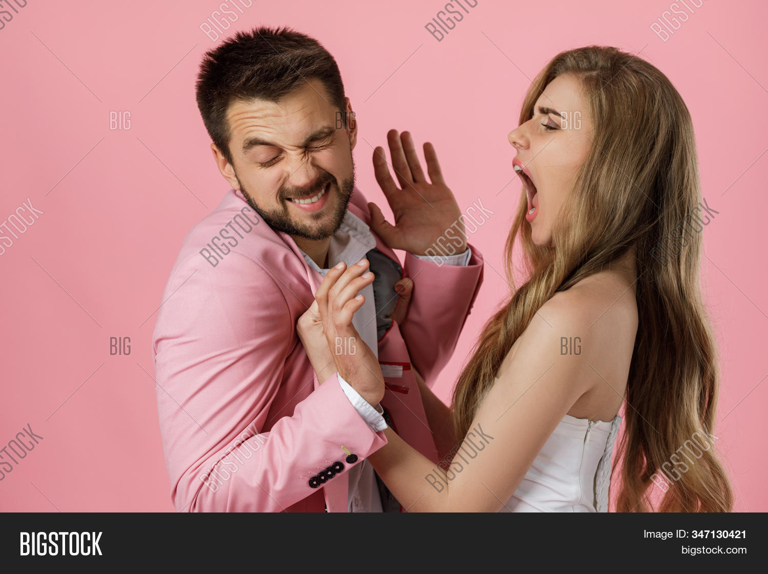 Использование жены. She shouted at. Парень с девушкой ругаются. She shouted at. Man shouting.