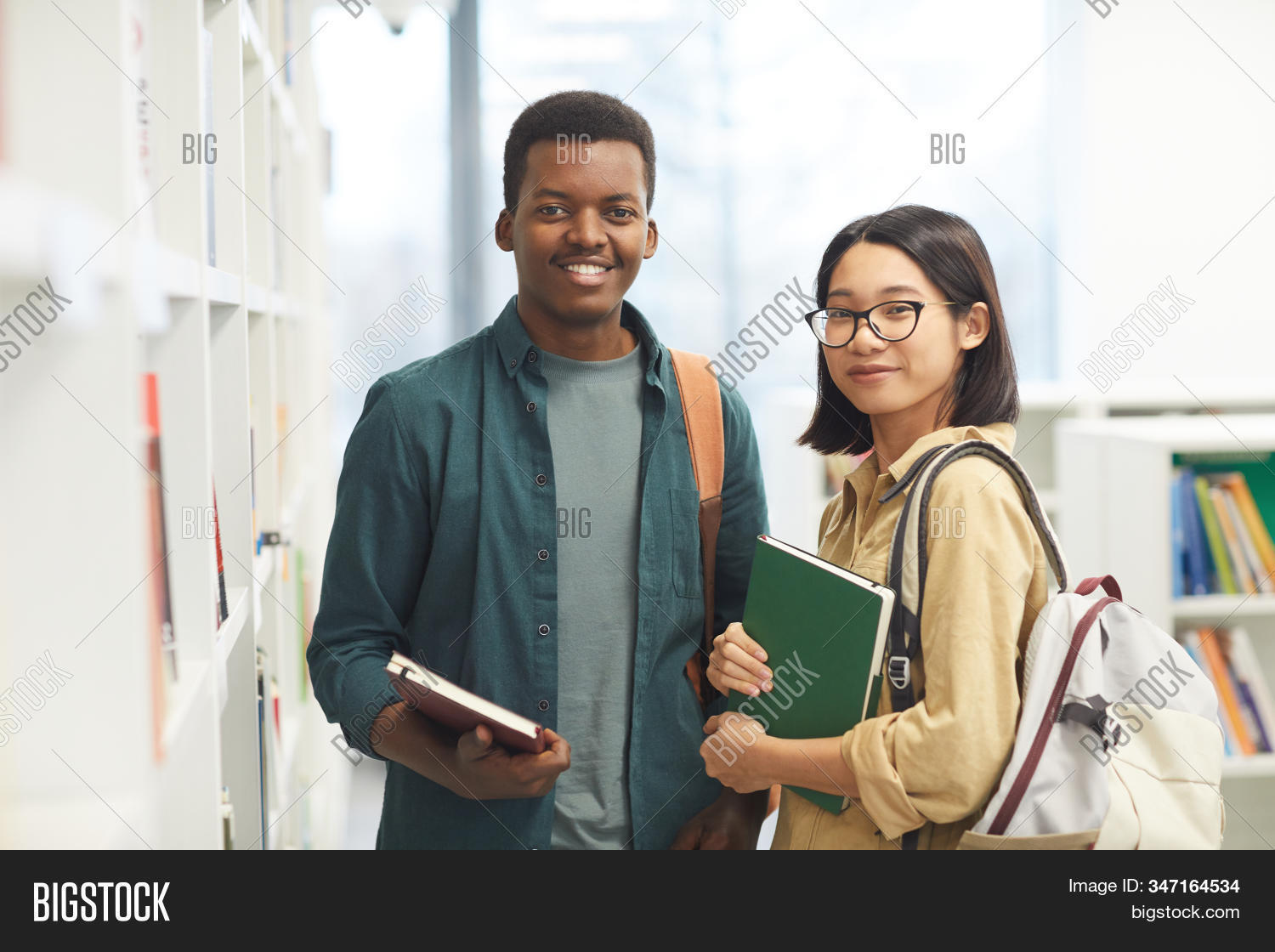 Student looking up. Интернациональная пара. Иностранец две. Иностранец две. Иностранец две.