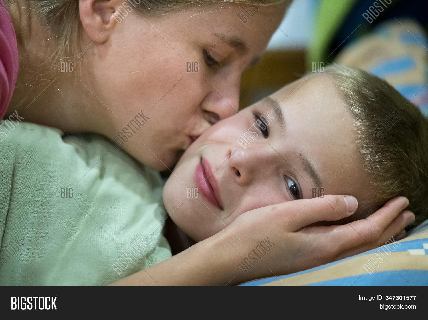 мама и дочь перед сном. целовать маму во сне живую. утренние ласки. мама с младенцем. мама целует перед сном.