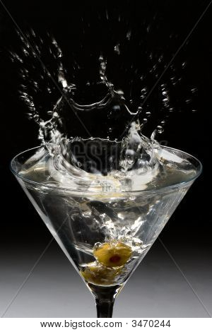 Upuszczanie oliwki do Martini