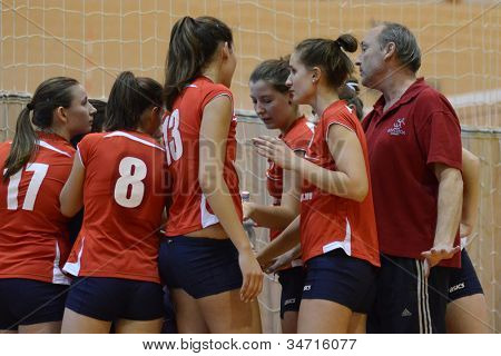 KAPOSVAR, Ungheria - 18 maggio: I giocatori di Budai XI ascolto di formatore presso finale al juni ungherese