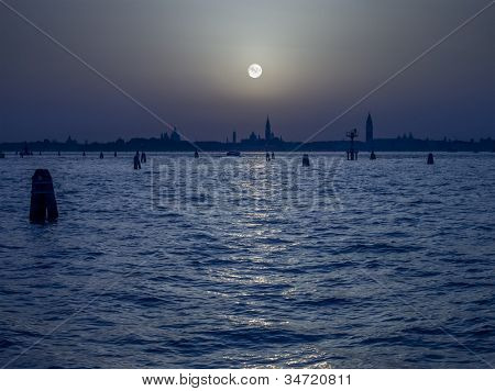 Une image de la lune pâle Venise Italie
