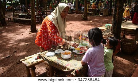 Traditional Snack Seller, In An Old Fashioned Market, Without Using Plastic Wrap, All Natural, Batan
