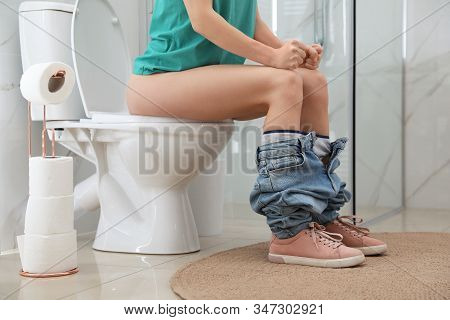 Women Pooping In Toilet Women Pooping In Toilet