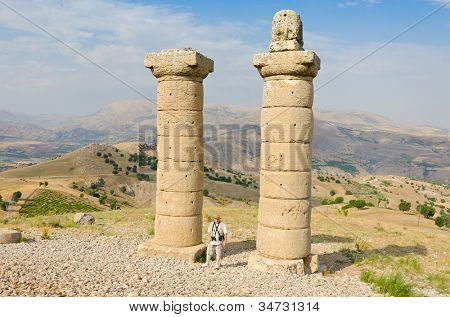 Senior touristes visitant Kieffer Tumulus - colonnes doriques, Turquie