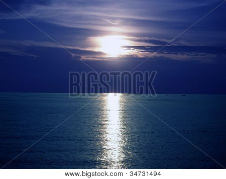 Pattaya tramonto su Wongamat Beach.