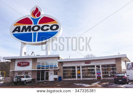 St.louis, Missouri Usa 12 20, 2019: The Worlds Largest Amoco Sign Perched On The Roof Of A Down-to-e