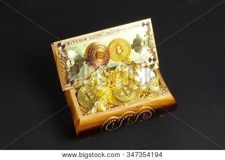 Bitcoin Banknote Gold And Golden Btc Coins On The Treasure Trove, Cryptocurrency In Wooden Chest, Gi