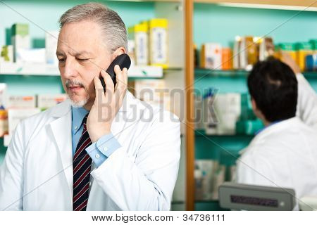 Dwa farmaceutów w ich sklepie
