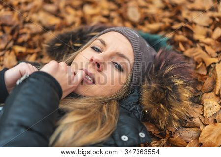Lifestyle Session, A Beautiful Young Woman In The Leaves Of The Otzarreta Forest In The Gorbea Natur
