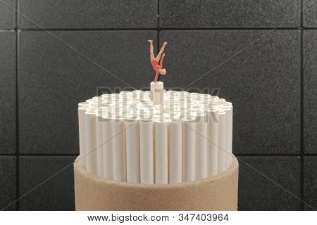 Mini Figure Play The Gymnastics On Paper Straw