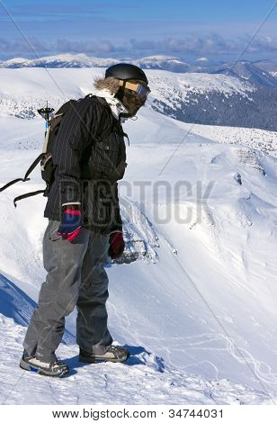 Backcountry freerider på randen af en afgrund