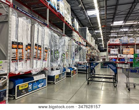 Orlando,fl/usa -1/23/20:  The Bed Aisle Of A Sams Club With Variety Of Mattresses Ready To Be Tried 