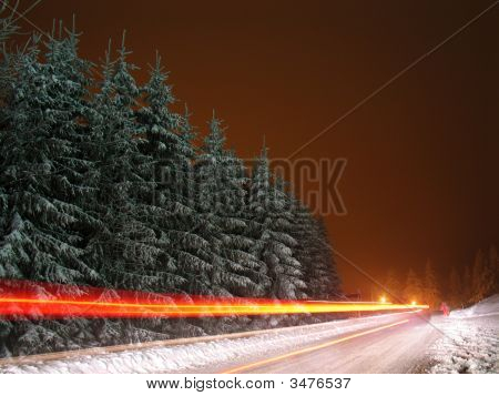 動きのある冬景色車両バックライトをぼやけてください。