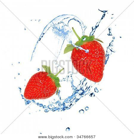 Strawberies su ile beyaz üzerinde sıçrama