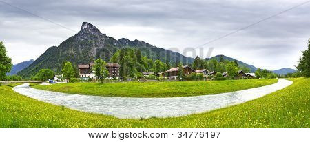 Venkovské krajině s řekou. Oberammergau
