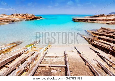 Porto de Agusti es Calo de San em ferrovias de barco de madeira de ilha de Formentera