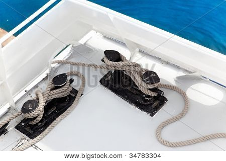 เรือคู่รายละเอียด bitt กับเชือกที่จอดในท่าเรือมารีน่า