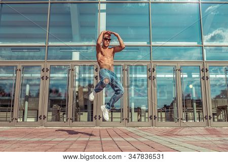 Jumping Man, Muscular Torso, Young Guy Dancer, In Summer In The City, Dancing Street Dances, Modern 