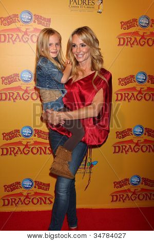 LOS ANGELES - 12 jul: ถึง Taylor Armstrong และลูกสาวของเธอที่ 'มังกร' นำเสนอ โดย Ringling 
