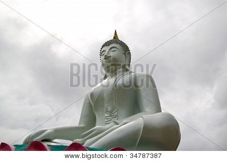 Valkoinen Buddha patsas vanha temppeli