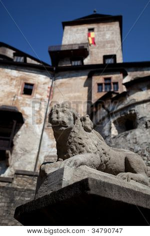 Estatua de piedra del León, el castillo de Orava