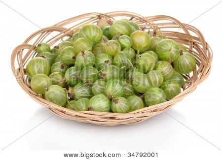 grüne Stachelbeere im Korb isoliert auf weiss