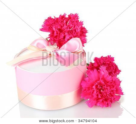 beautirul-de-rosa presente e peônia flores isoladas em branco