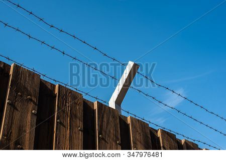 Barbed Wire Wooden Fence Border War Crysis News