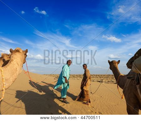 라자 스 탄 여행 배경-Thar dese의 모래 언덕에서 낙 타와 함께 두 명의 인도 몰이 (낙 타 드라이버)