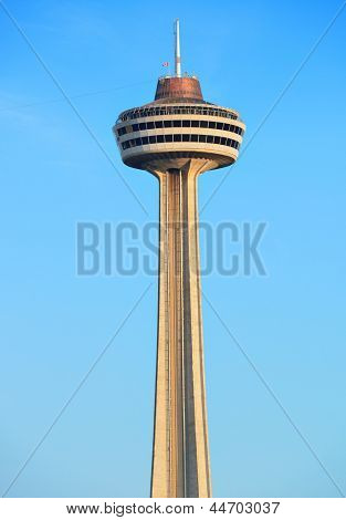 NIAGARA FALLS, NY - 1 września: Wieża Skylon Tower zbliżenie na 1 września 2012 w Niagara Falls, New York. OV