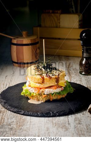 Tasty Burgers With Cutlet, Tomato, Lettuce, Cucumber, Onion And Cheese. Alternative Resepte Hamburge