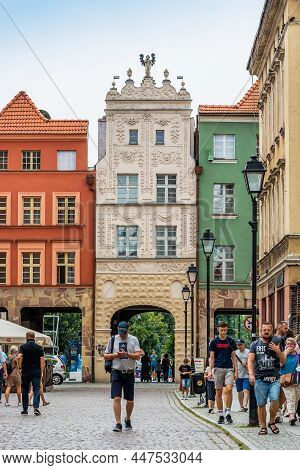 Torun, Poland - August 11, 2021. Picturesque Old Buildings In Crossing Streets Rozana And Piekary In