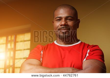Ritratto di felice fiducioso atleta maschio afro-americano. Closeup.