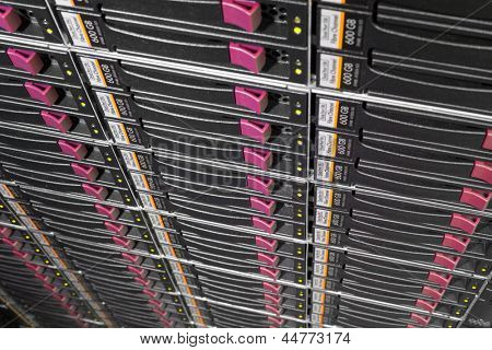 Server-Rack mit mehreren Festplatten.