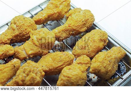Southern Crispy Battered Fried Chicken Wings, Deep-fried Chicken Wings On The Metal Tray